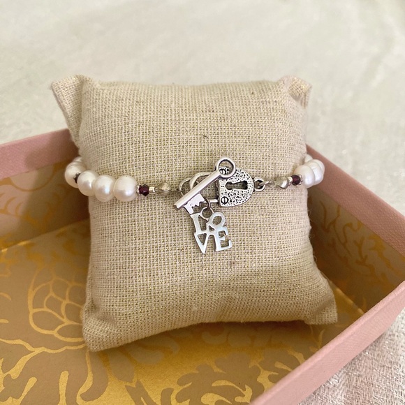 🪞 NEW genuine freshwater cultured pearl and crystals LOVE charm bracelet - Picture 1 of 11